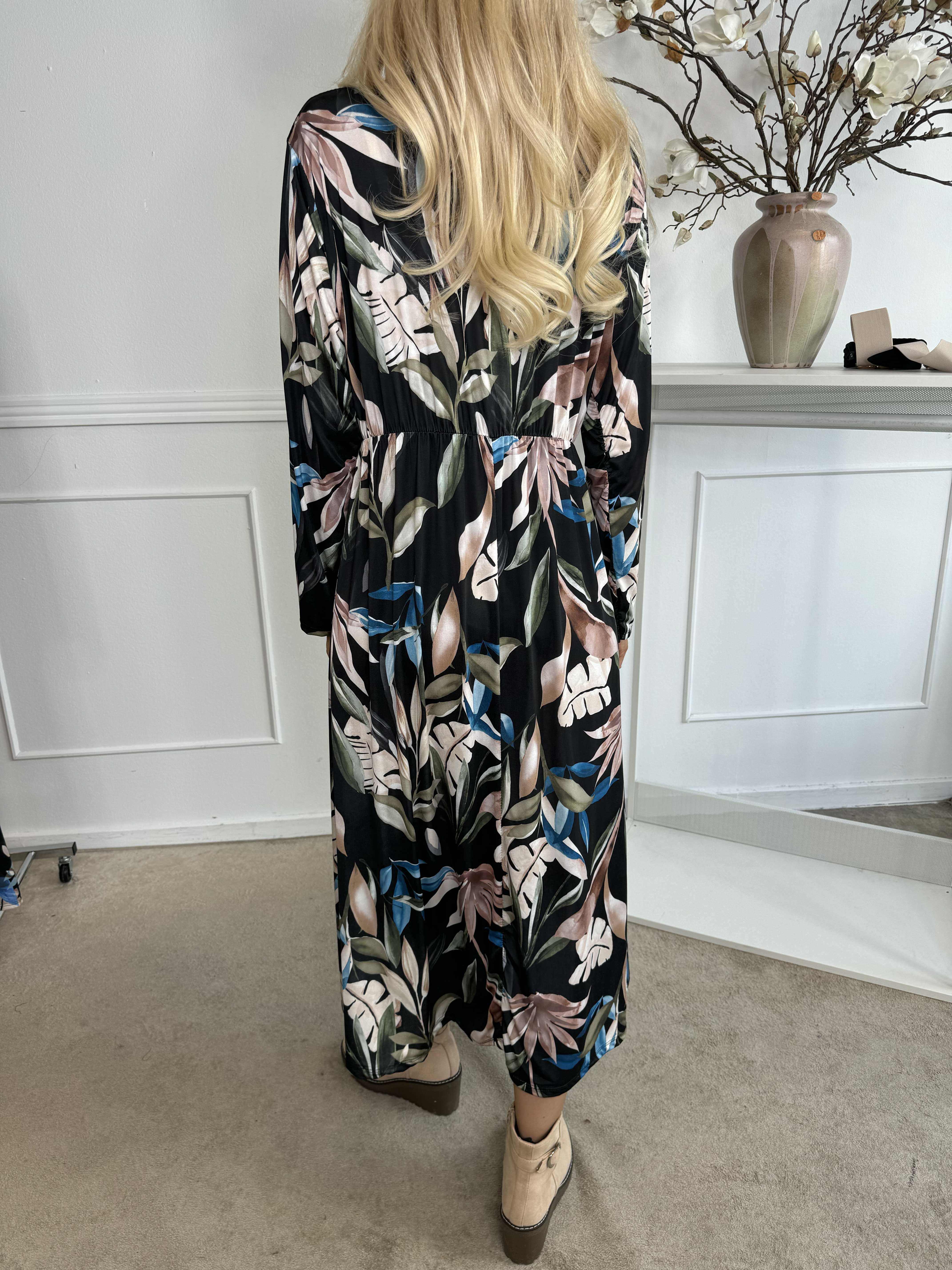 Nelly Leaf - Elastisk kjole med farvet bladmotiver